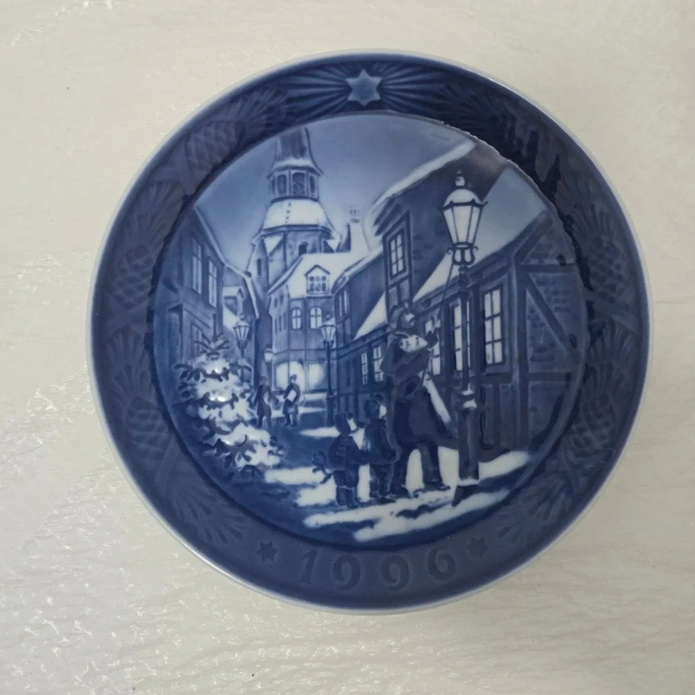 Royal Copenhagen 1996 Christmas Plate Lighting The Street Lamps Blue White